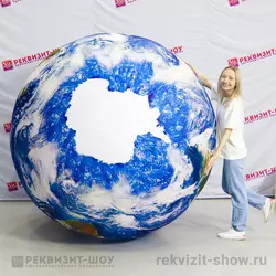 мяч огромный земля