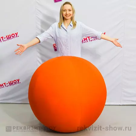 Оранжевый надувной мяч